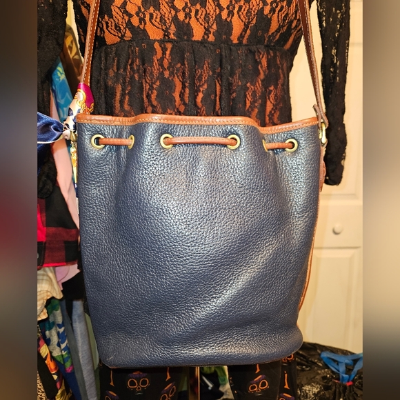 #566- Vintage Navy Blue/Tan Leather Drawstring Bucket Shoulder Bag - Picture 3 of 14